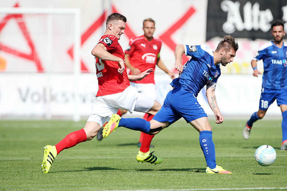 Die in blau spielenden Erfurter kam der FSV meist einen Schritt zu spät.