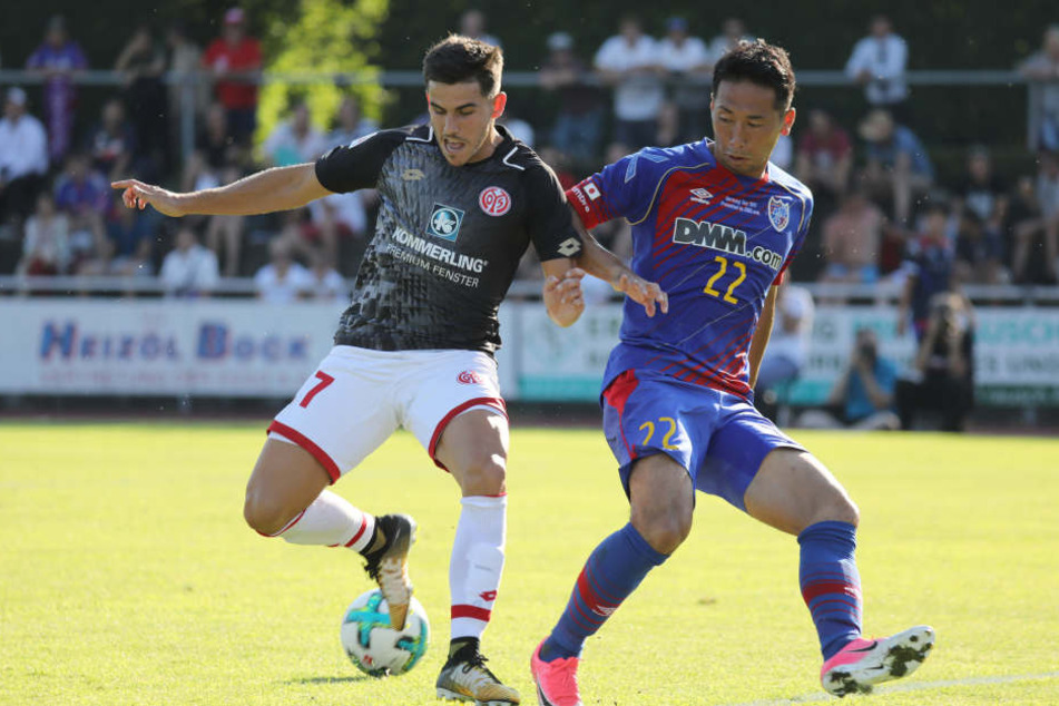 Jairo Samperio (l) in einem Testspiel für Mainz 05. (Archivbild.)