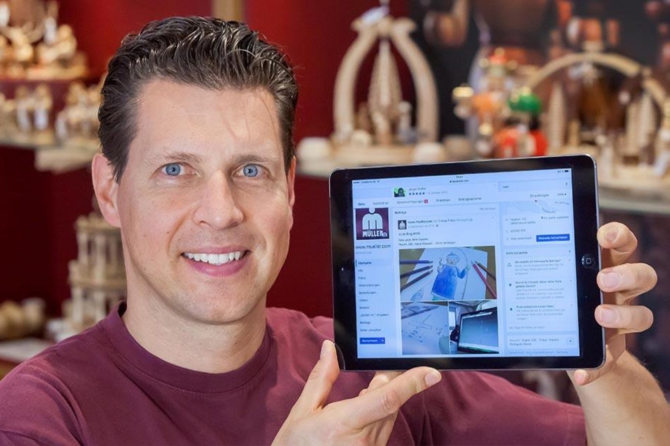 Firmenchef Ringo Müller (45) postet alle aktuellen Holzspielzeug-Trends auf
Facebook.