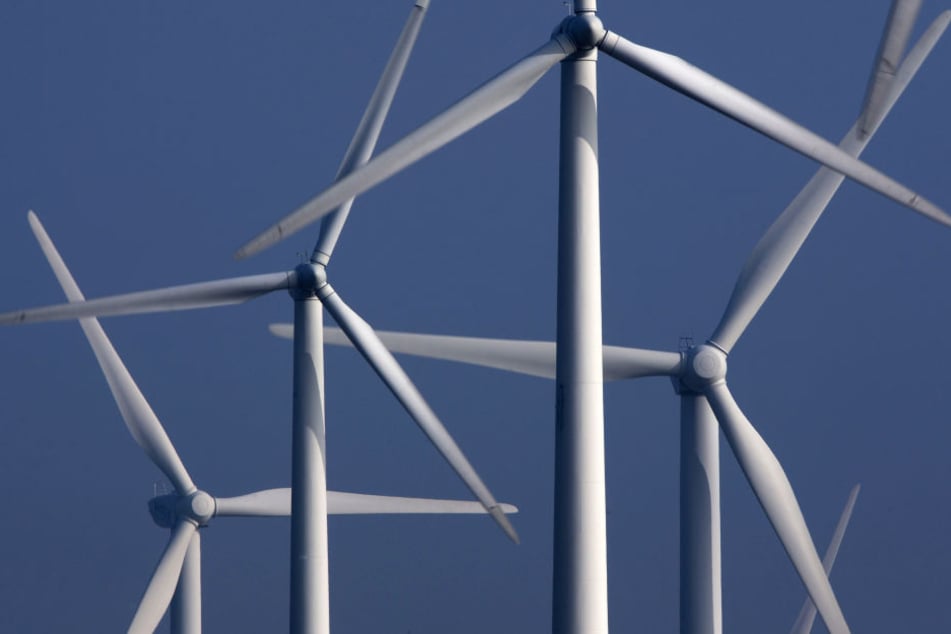 Weil sie gegen solche Anlagen vorgingen, drohte WestfalenWind damit, die Politiker privat zur Kasse zu bitten. (Symbolfoto: dpa)