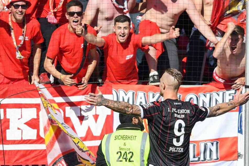 Sebastian Potter lässt sich von den mitgereisten Fans für seinen Treffer zum 1:0 feiern.