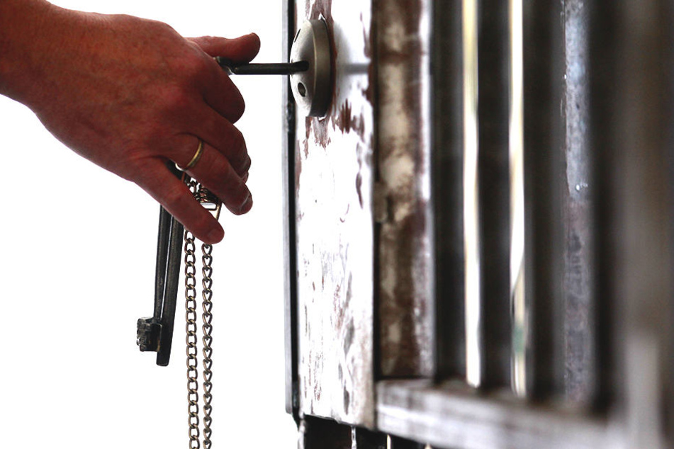 Bedienstete müssen in Sächsischen Gefängnissen aufpassen.