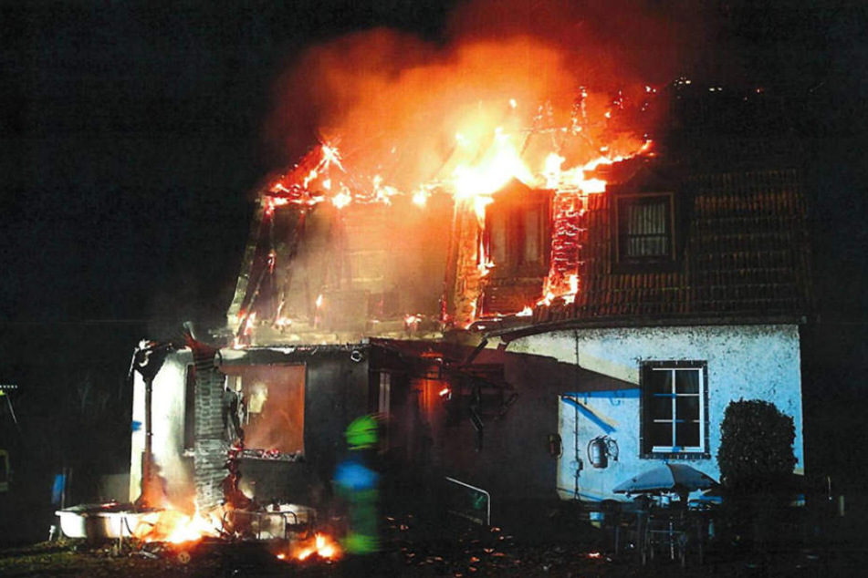In dem lichterloh brennenden Haus in Plattenburg starben zwei Bewohner.