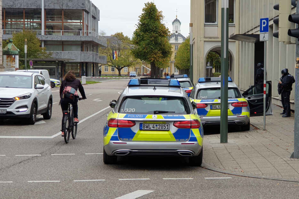 Mehre Polizeiwagen stehen vor dem Nachlassgericht in Karlsruhe.