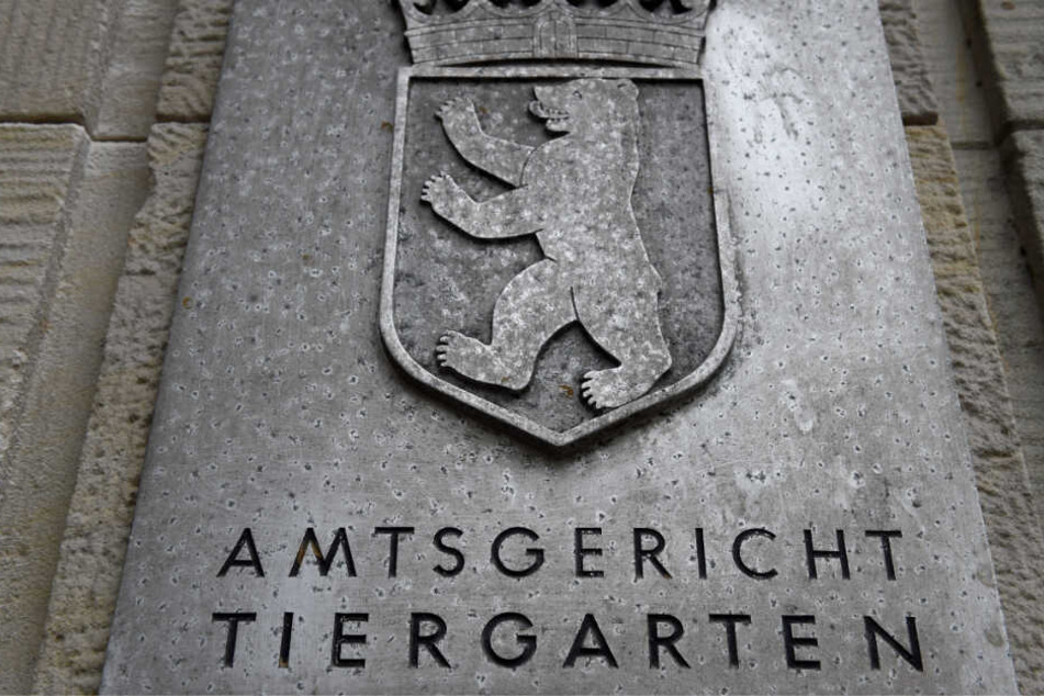 Ein Schild mit der Aufschrift "Amtsgericht Tiergarten". (Archivbild)