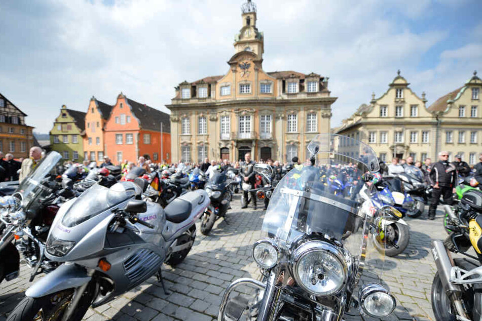 Zahlreiche Motorradfahrer stehen mit ihren Motorrädern auf dem Marktplatz vor dem Rathaus in Schwäbisch Hall. (Symbolbild)
