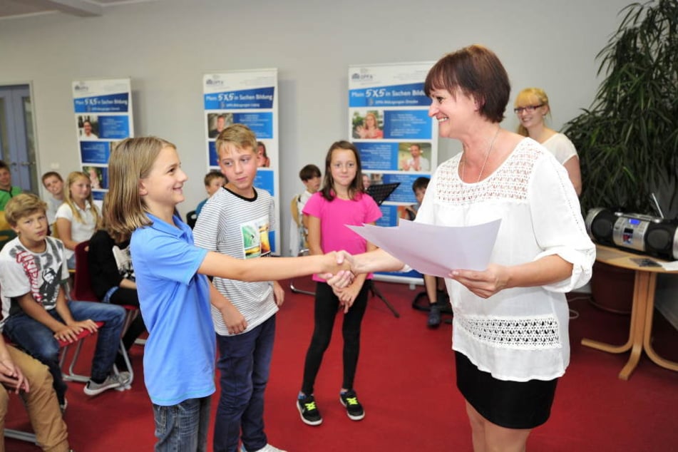 Schulleiterin Ulrike Schindler (51) begrüßte gestern ihre neuen Schützlinge in
der Regenbogen-Oberschule.