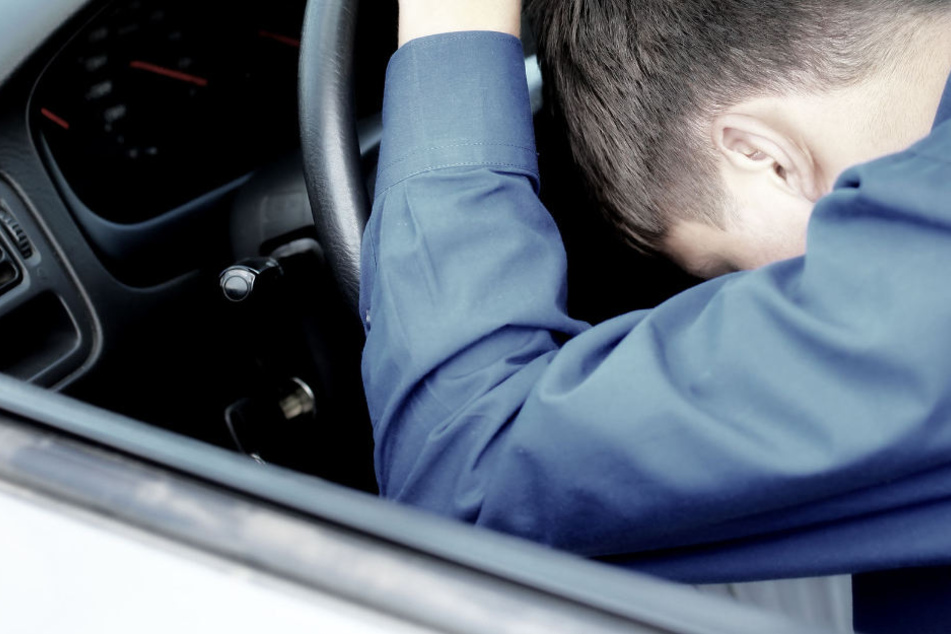 Der Mann lag nach dem Unfall leblos im Wagen. (Symbolbild)