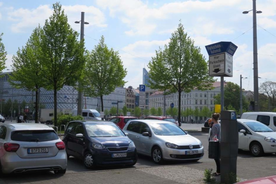Parkautomaten, wie dieser am Leipziger Naturkundemuseum, werden immer wieder von Betrügern manipuliert.