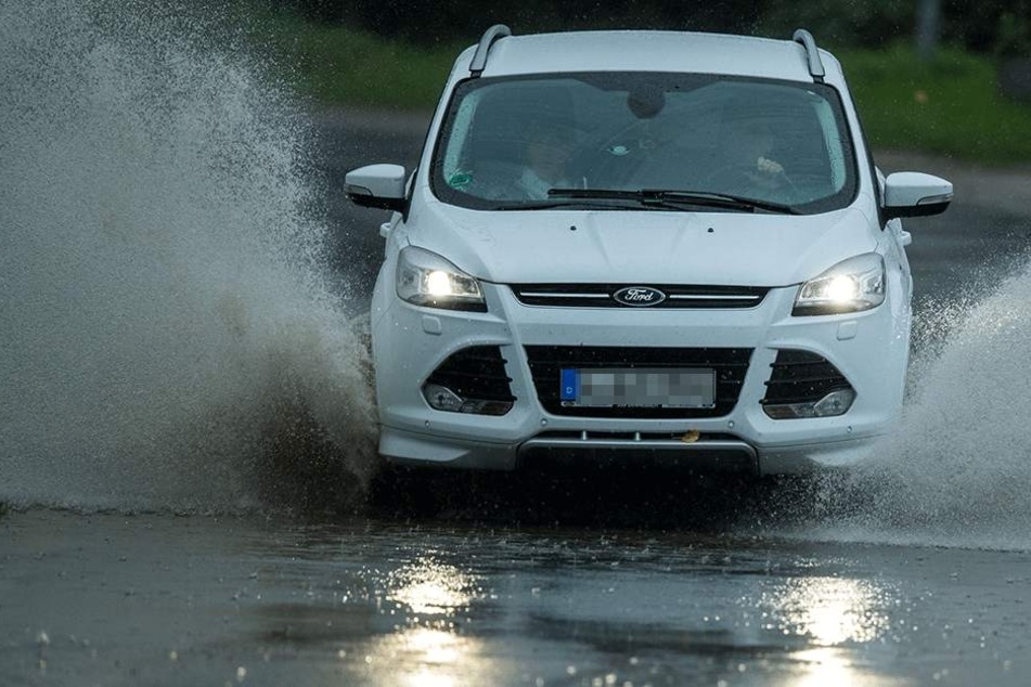 Aquaplaning ist eine häufig unterschätzte Gefahr.