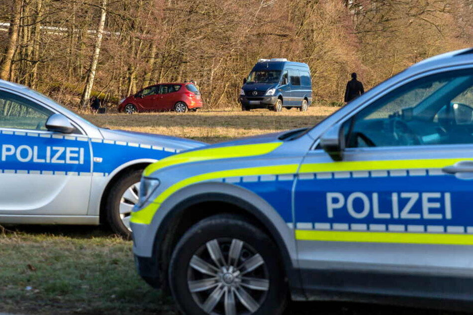 Polizeiautos sperren den Tatort ab.