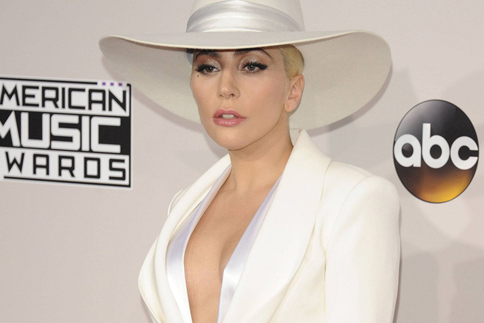 Lady Gaga mit Hut und tiefem Ausschnitt.