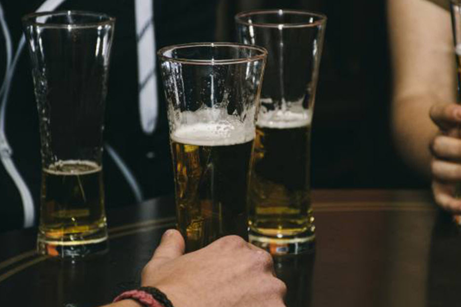 "Er wollte doch nur in Ruhe sein Bier trinken", die männlichen User verteidigen James' Verarsche.