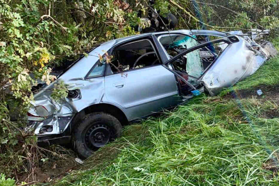 Von dem Auto blieb nach dem schrecklichen Verkehrsunfall nur ein Wrack übrig.