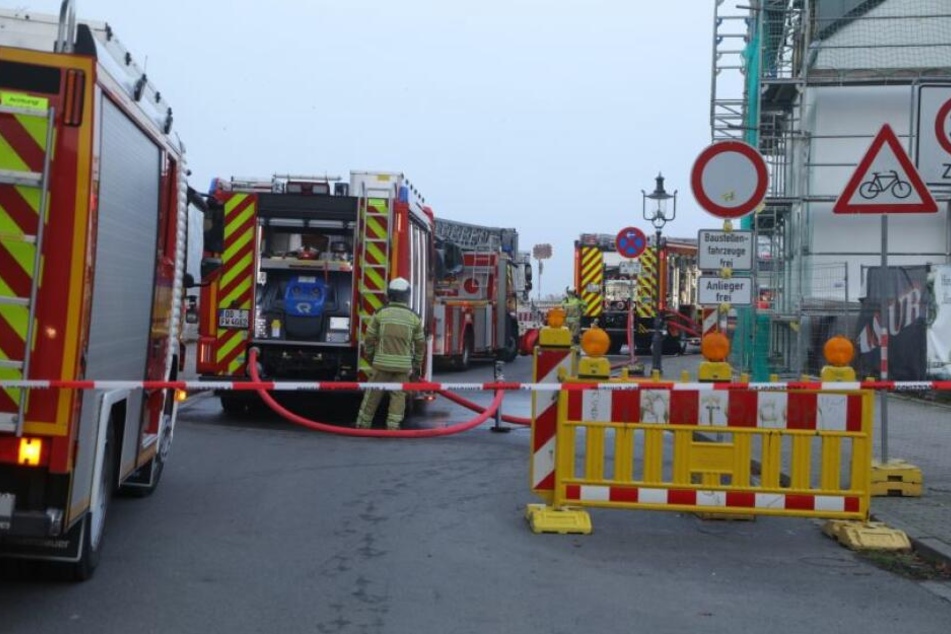 Ein Großaufgebot der Feuerwehr kümmert sich um den Brand in der Tiefgarage.