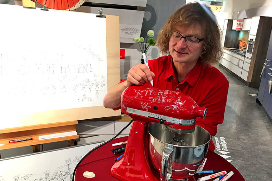 Kay Leonhardt beim Verzieren des Alleskönners von KitchenAid.