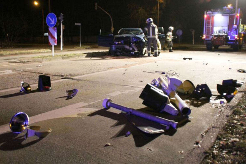 Bei diesem Unfall musste eine Ampel dran glauben.