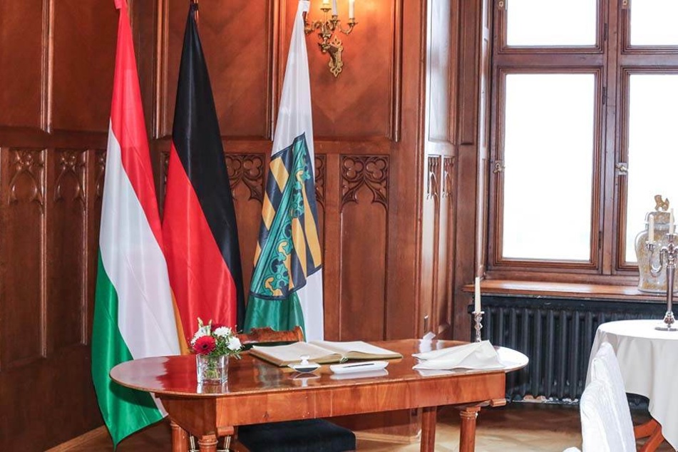 Erwischt: Victor Orbán (54, r.)
und Stanislaw Tillich (58) vor Schloss Eckberg (im Kreis). Links hinter Tillich
Frank Kupfer (55) und Matthias Rößler (62).