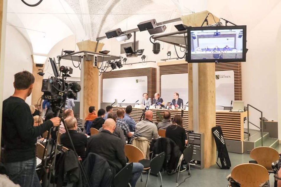 Sachsens Innenminister Markus Ulbig (CDU) sagte auf der PK, dass der 22-Jährige am Nachmittag einem Haftrichter in Dresden vorgeführt wurde.