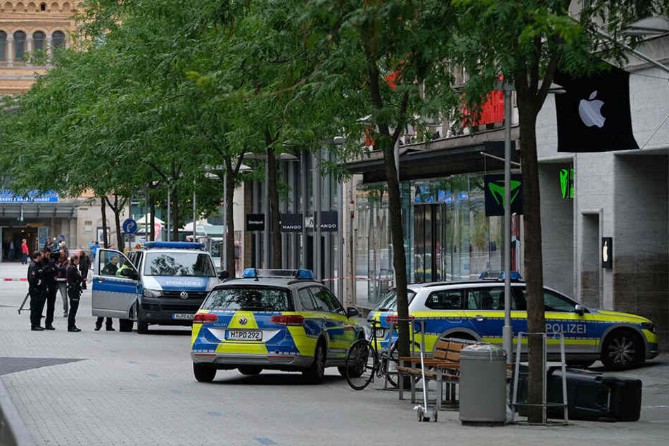 Ein Auto hat auf der Flucht vor der Polizei mitten in Hannover einen Fußgänger angefahren und tödlich verletzt.