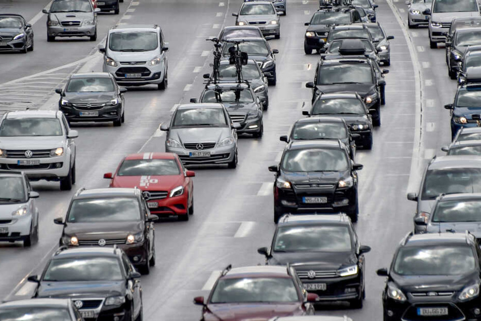 Auf der A7 staut sich der Verkehr (Symbolbild).