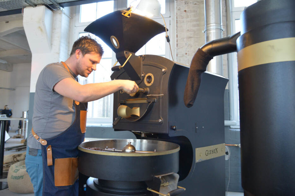 Kaffee vom Bohnenmeister: Matthias Dallinger (35) prüft die Qualität am Röstofen.