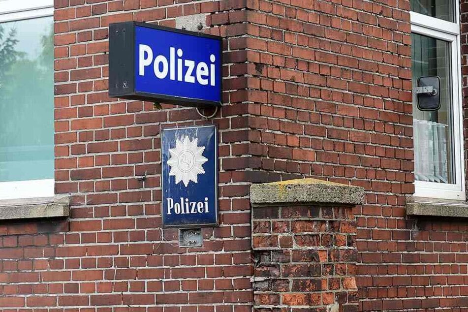 Als die beiden Frauen im Polizeirevier warteten, erklärte die 21-Jährige plötzlich, keinen Ausweis bei sich zu haben und verschwand. (Symbolbild)