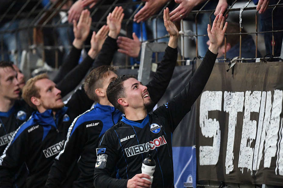 Die Fans sind glücklich nach dem 1:0-Sieg gegen Köln.