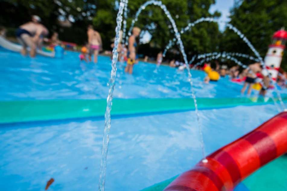 Ein kleiner Junge ist in einem Freibad in Marktredwitz ertrunken. (Symbolbild)