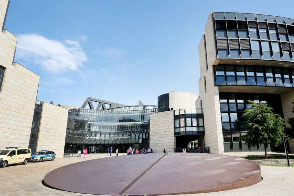 Das Foto zeigt den Vorplatz zum Landtag.