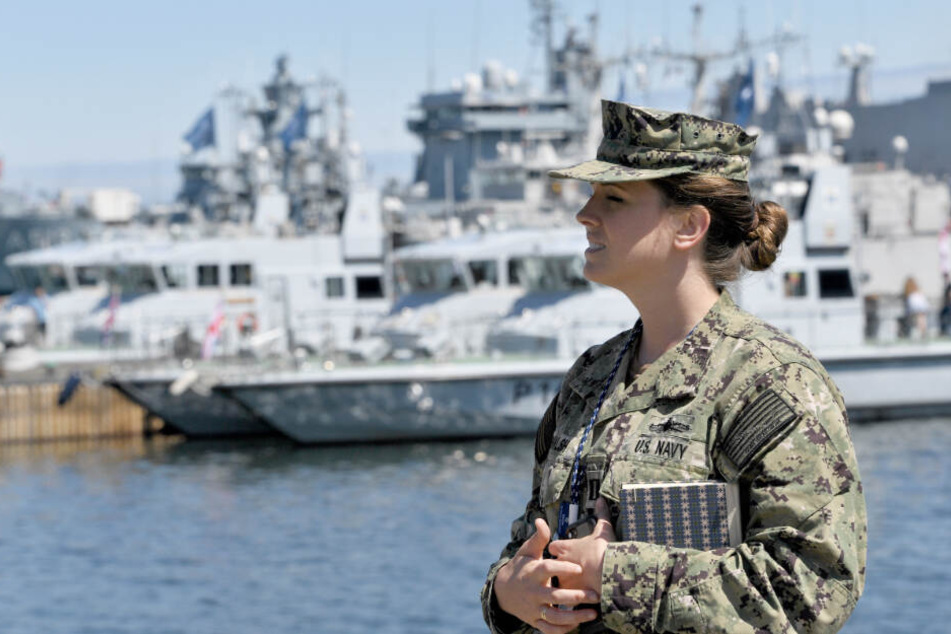 Leutnant Mary Walsh von der US Navy wartet in Kiel auf den Beginn der Nato-Übung.