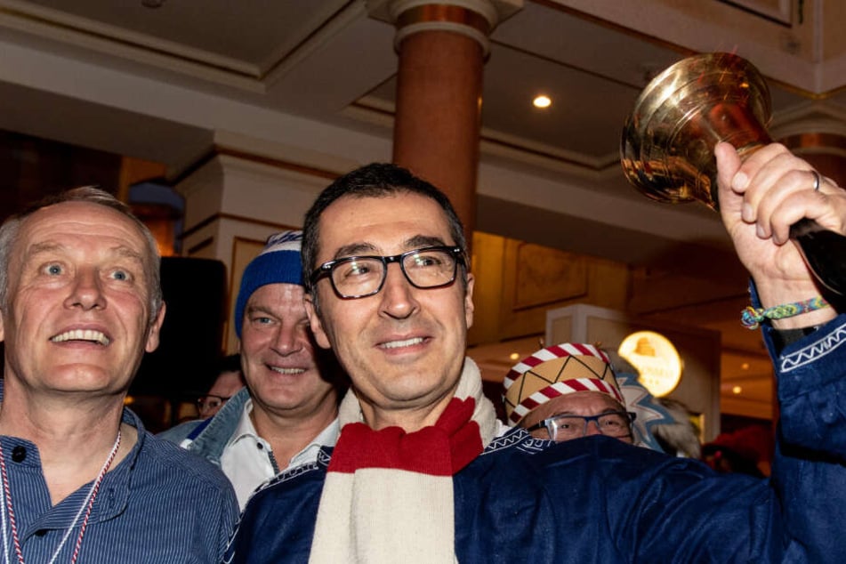 Fußballtrainer Christian Streich (links) mit dem Letztjährigen Narrenschellenträger Cem Özdemir.