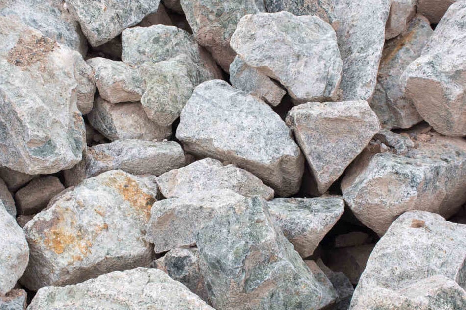 Mit einem Schotterstein drosch der Angeklagte auf sein Opfer ein. (Symbolbild)