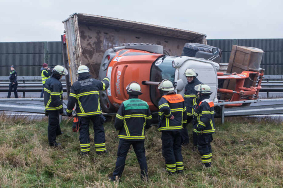 Der Auflieger kippte mit dem Bagger auf die Seite.