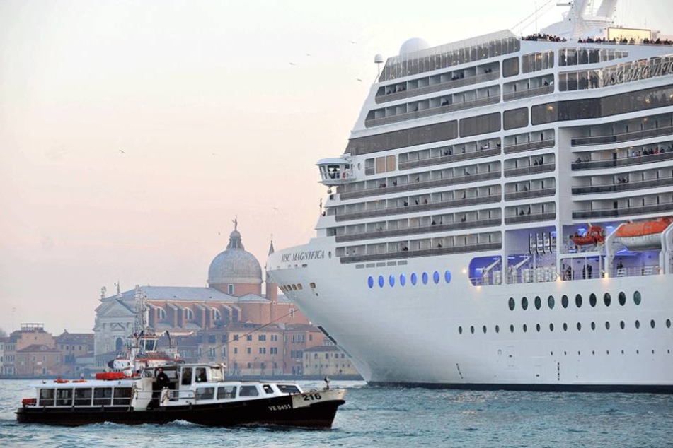 Möglicherweise wurde die Frau von dem Ozeanriesen ins Meer gestoßen.