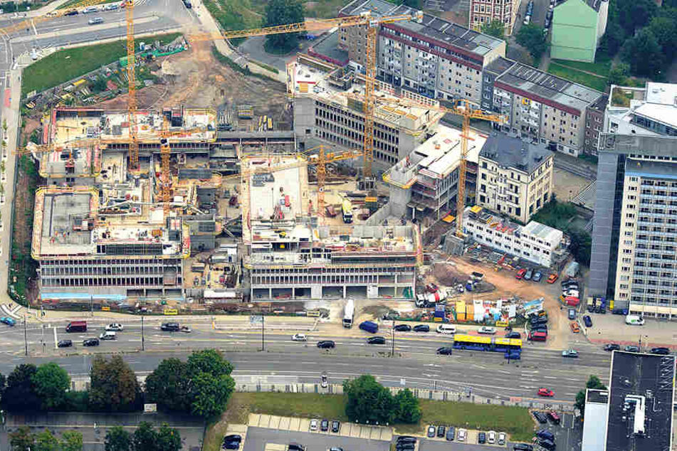 Nix mehr mit Baugrube: Das Conti-Loch ist verschwunden. Aus ihm wächst das Technische Rathaus empor, das auch das neue Tor zum Sonnenberg werden soll.