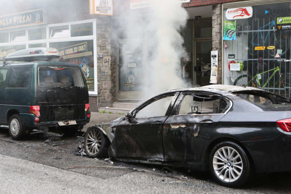 Erst brannten die Autos beim G20 in Hamburg (siehe Bild), jetzt stehen auch in Saarbrücken die Fahrzeuge in Flammen.