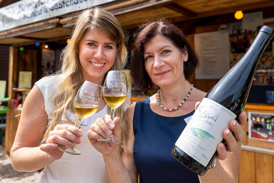 Anna Marie Räder (28) und Mutter Ulla Bernhard-Räder (59) bieten auf dem Chemnitzer Weindorf eine 30-jährige Silvaner Spätlese an.