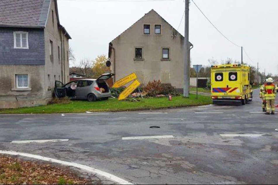 Ein Audi ist gegen eine Hauswand geknallt.
