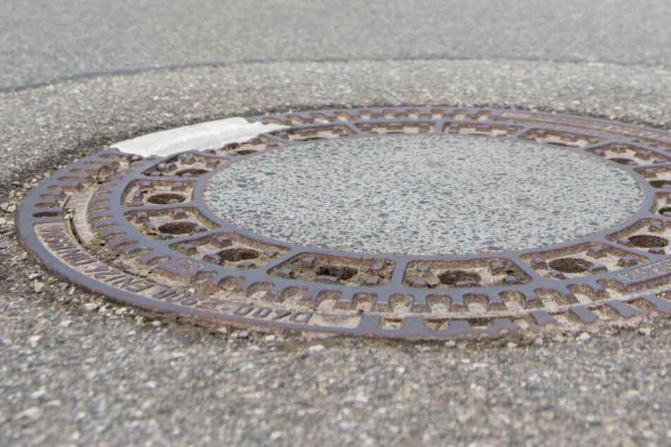 Ein auf die Straße gestoßener Gullideckel hat für sieben beschädigte und fahruntüchtige Fahrzeuge gesorgt.
