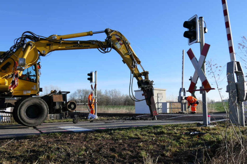Am Aschermittwoch rückten Bauarbeiter mit einem Bagger an und wagten sich nochmals an die Sanierung des Bahnübergangs "Am Waldwinkel" in Waldbardau.