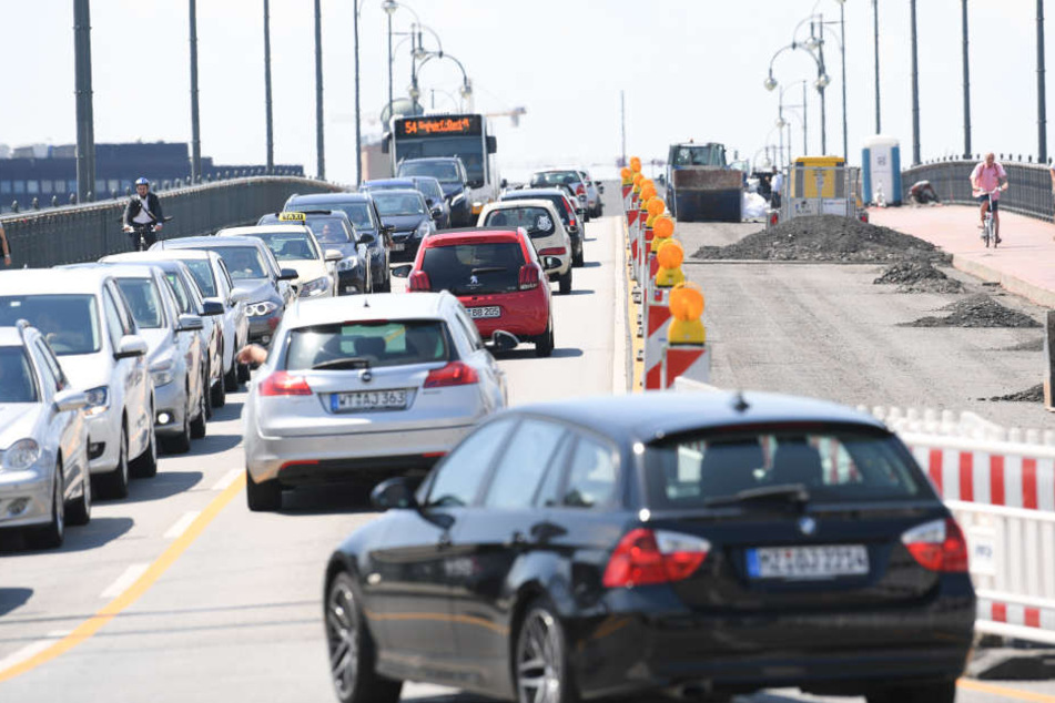 Auf der Theodor-Heuss-Brücke heißt es endlich wieder freie Fahrt.