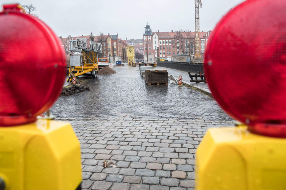 Fußgänger können ab sofort nicht mehr über die Karlstraße laufen.