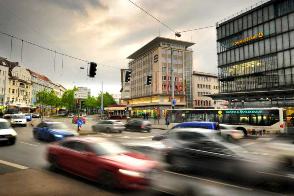 Der Verkehr teilt den Jahnplatz, sodass er nicht wirklich zum Verweilen einlädt.