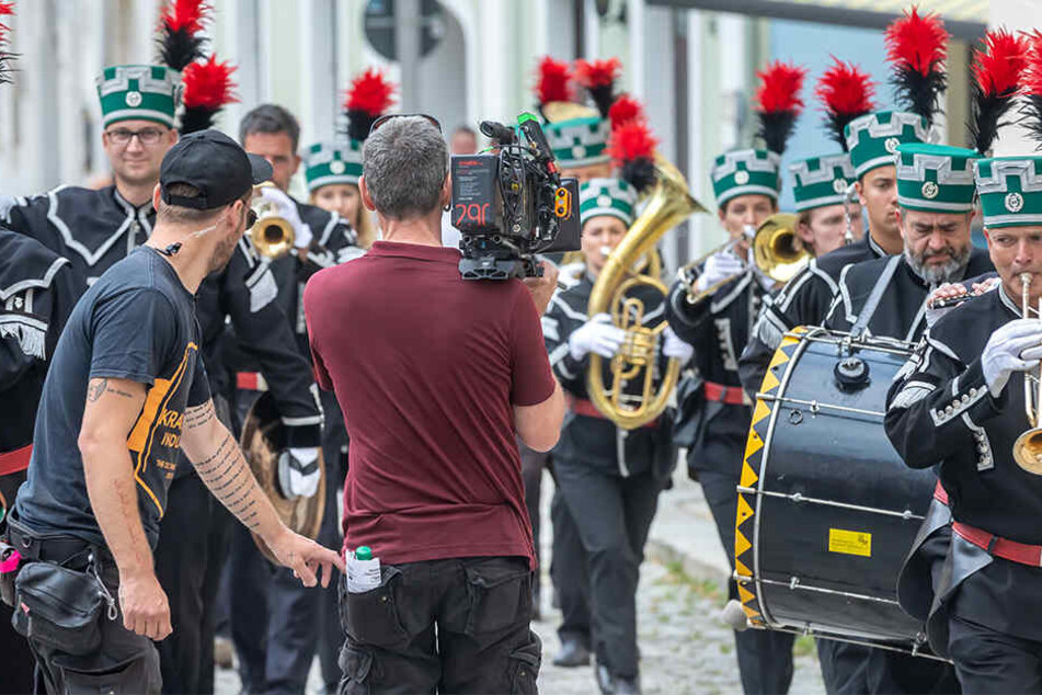 Hier dreht das ZDF-Filmteam eine Szene mit dem Bergmannsorchester Schneeberg.