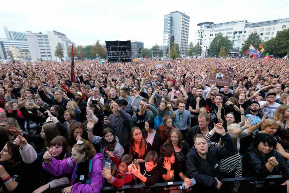 Bei dem Konzert unter dem Motto #wirsindmehr hatten rund 65.000 Menschen weitgehend friedlich gefeiert.