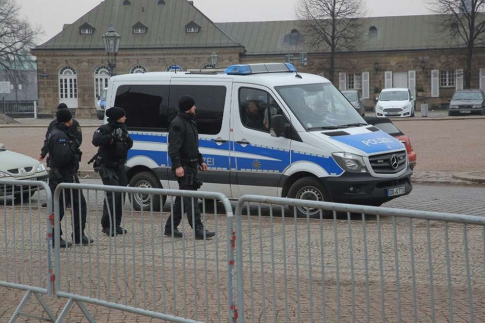 Auf dem Theaterplatz sind Polizisten vor Ort, um die Kunstwerke zu schützen.