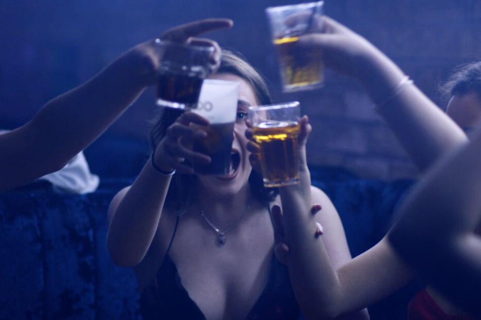 Party machen: Diese jungen Frauen denken sich - wie so viele andere Menschen weltweit - nichts dabei, sich mit alkoholischen Getränken abzuschießen.
