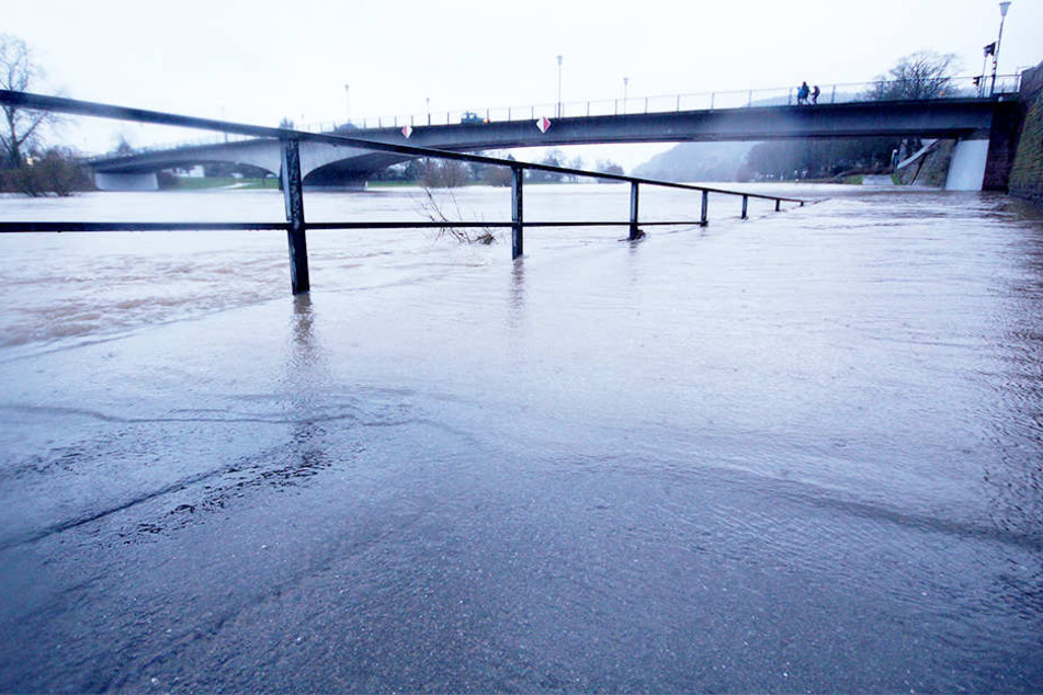 Die Radwege an der Weser sind überflutet.