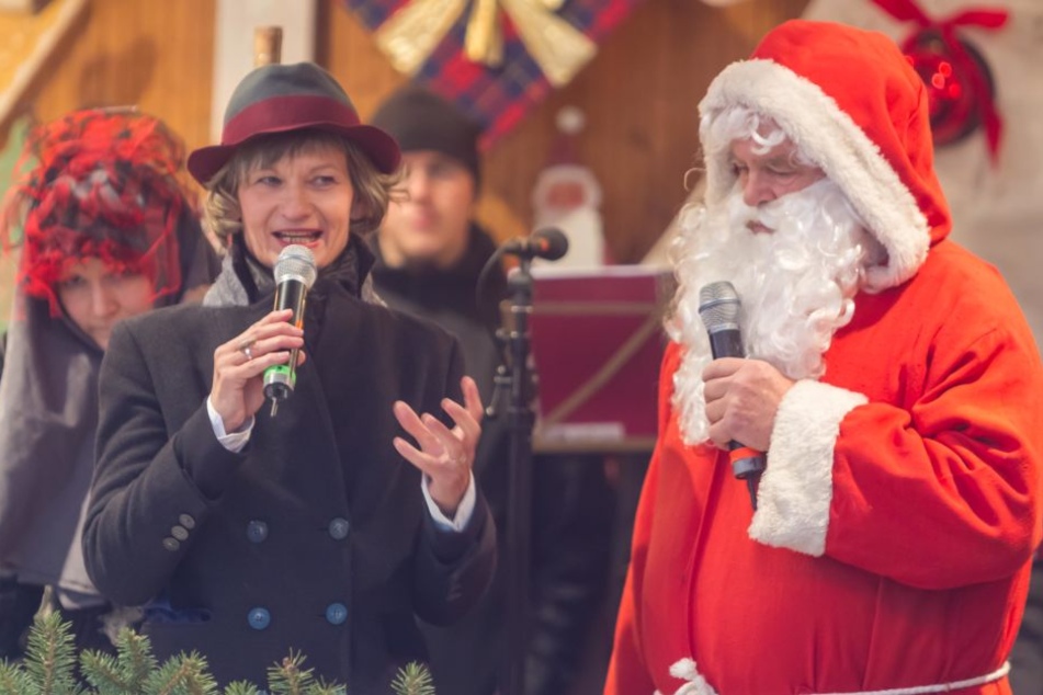 OB Barbara Ludwig eröffnet zusammen mit dem Weihnachtsmann den Weihnachtsmarkt.
